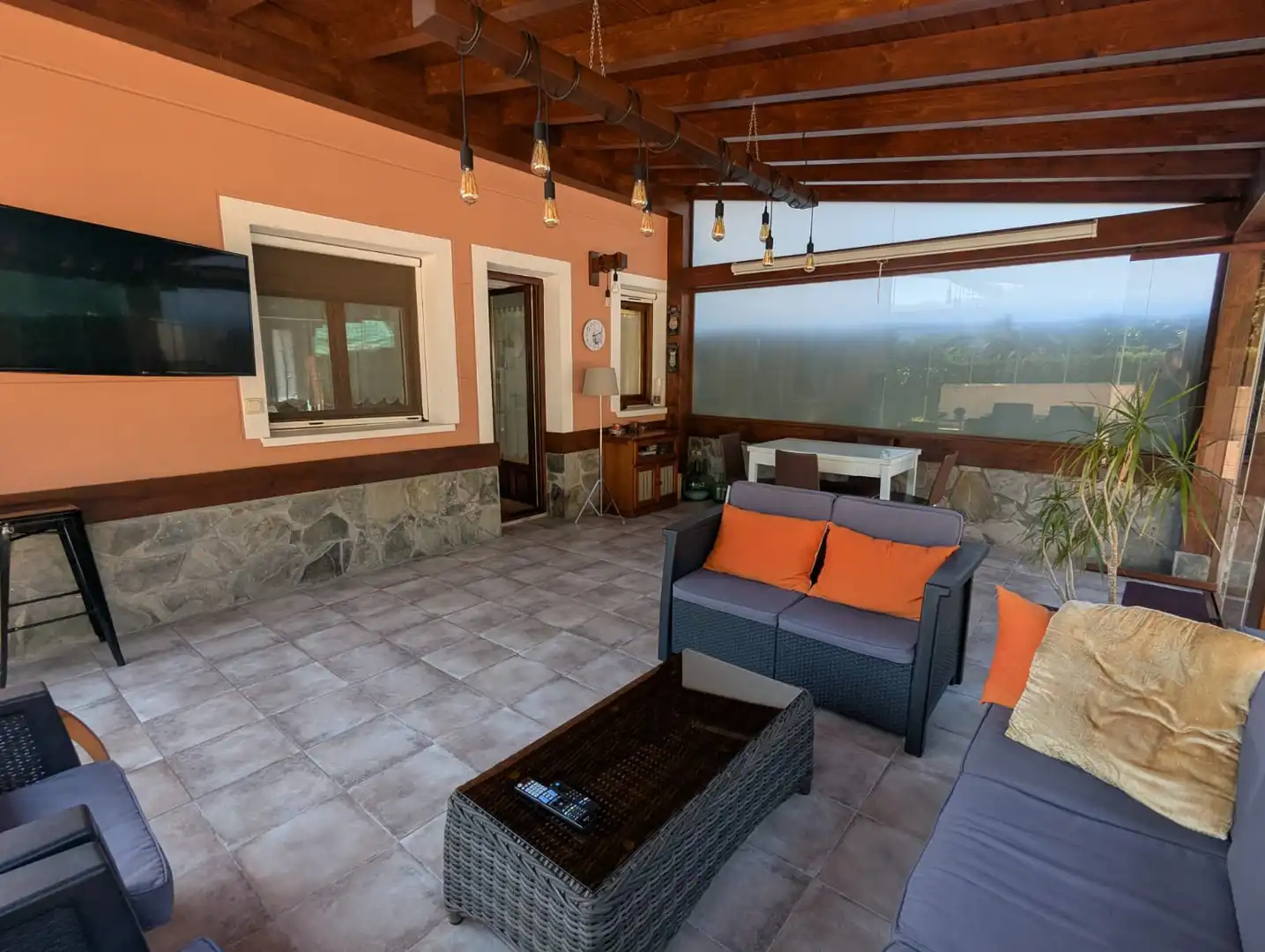 Terrasse von Einfamilien-Reihenhaus zum Verkauf in Amorebieta-Etxano mit Privatgarten, Terrasse und Balkon