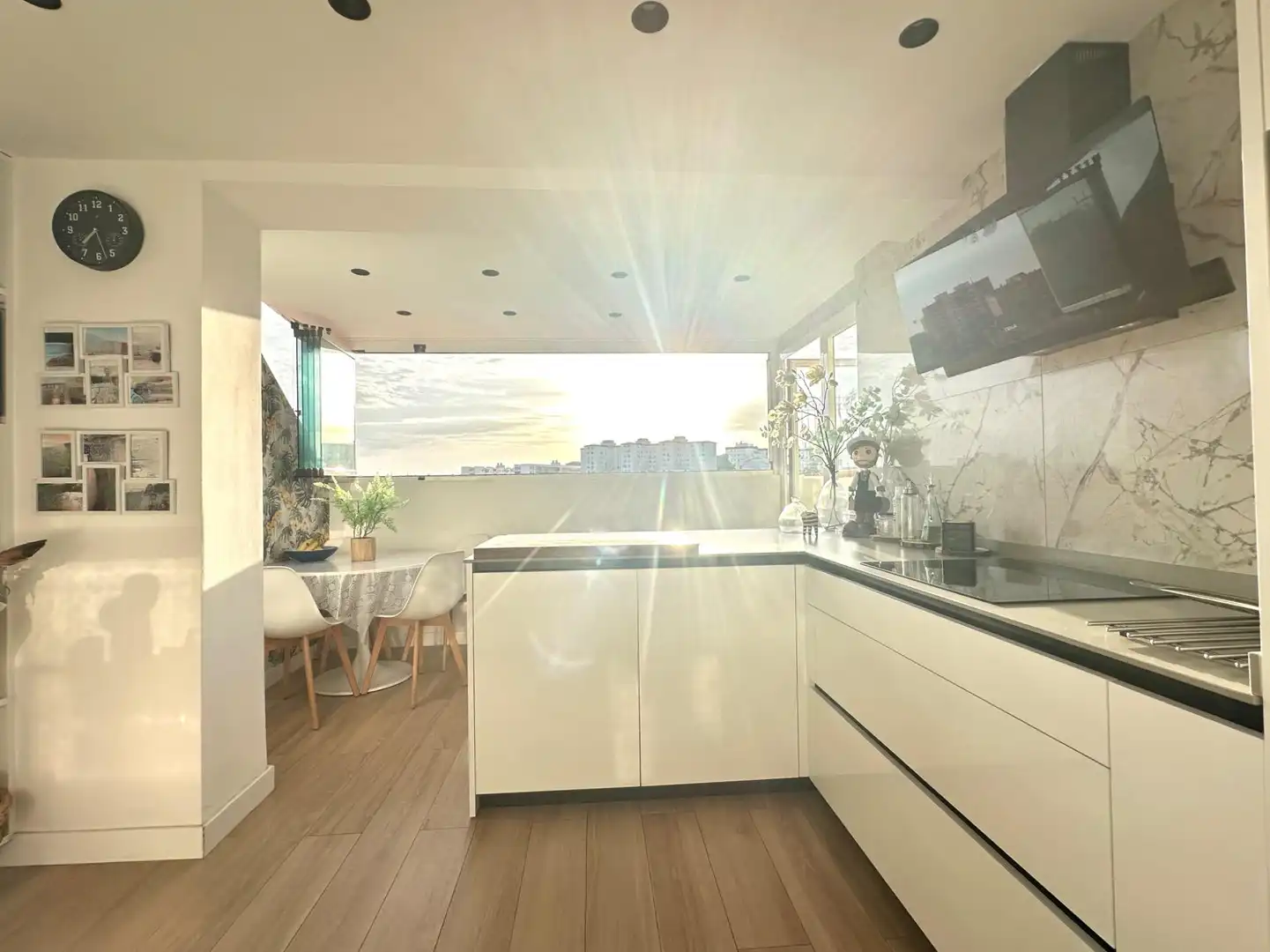 Cuina de Àtic en venda en Marbella amb Aire condicionat, Jardí privat i Terrassa