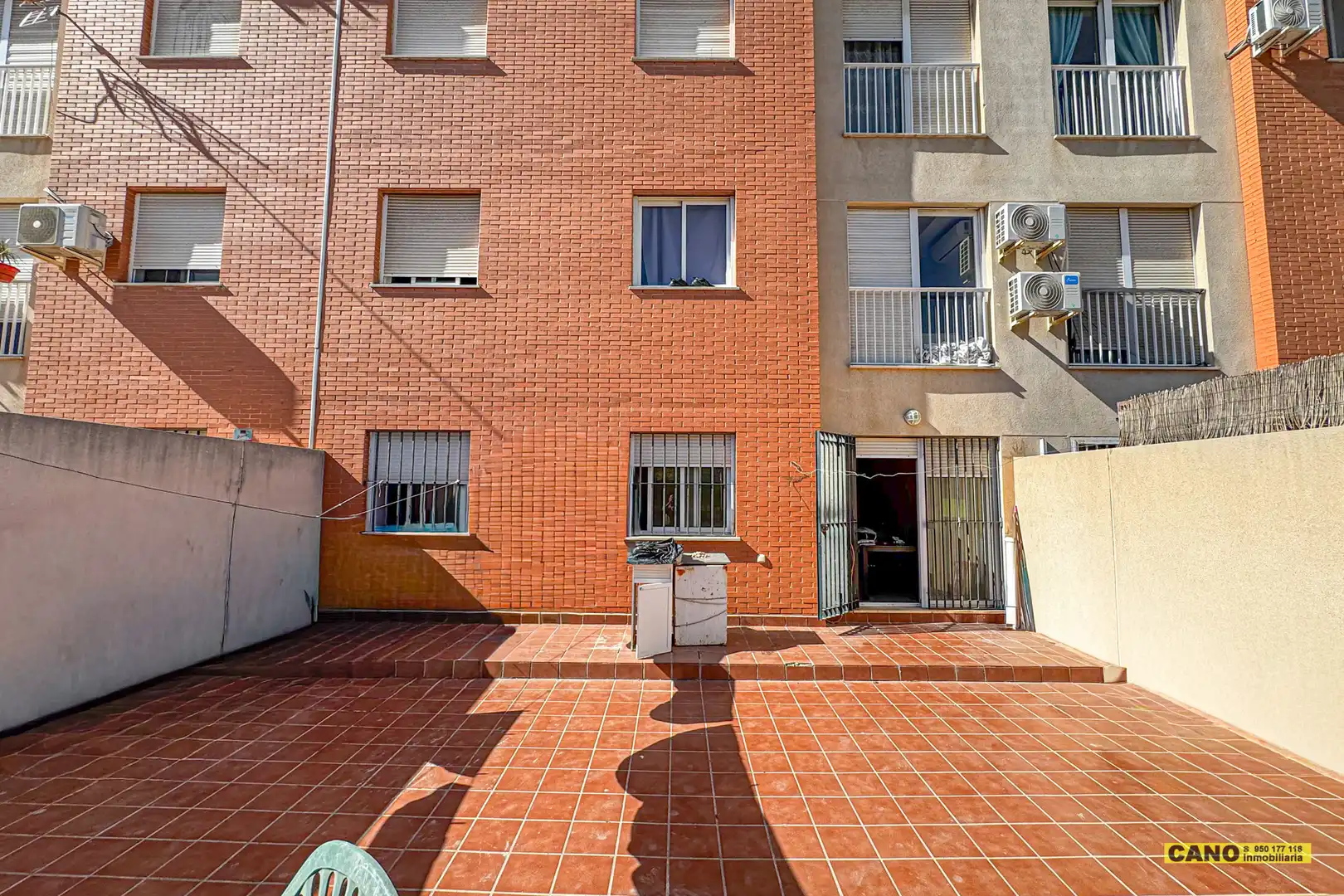 Vista exterior de Pis en venda en Almería amb Terrassa