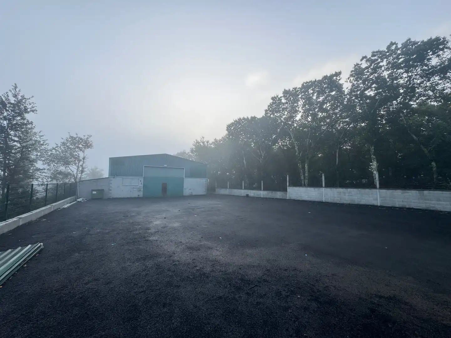 Außenansicht von Fabrikhallen zur Miete in A Estrada 