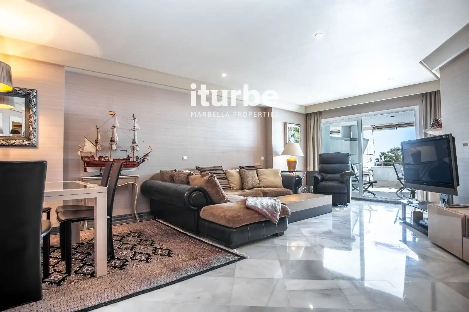 Living room of Flat for rent in Marbella  with Air Conditioner, Terrace and Swimming Pool