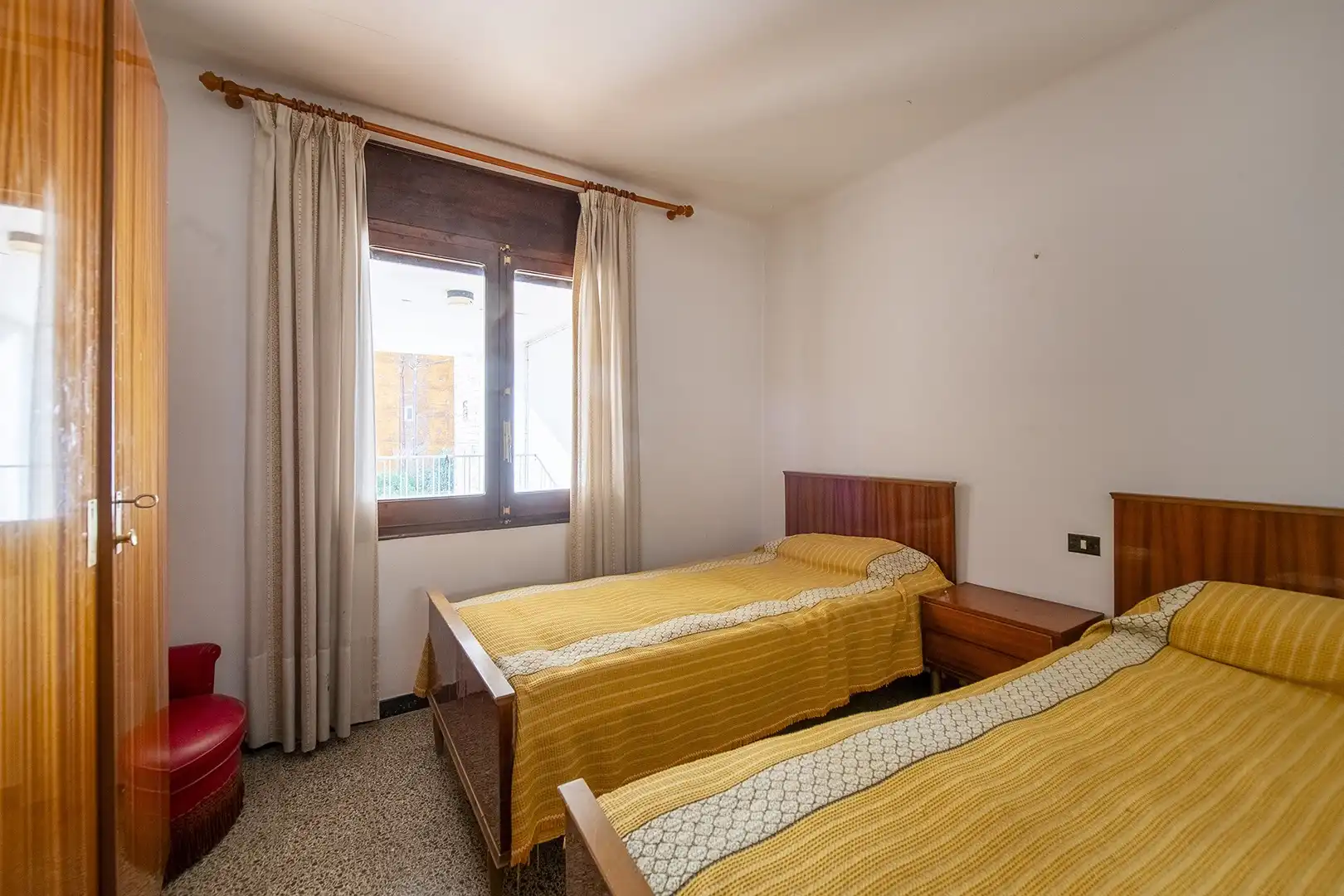 Dormitori de Casa adosada en venda en Banyoles amb Calefacció i Terrassa