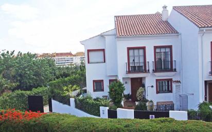 Vista exterior de Casa adosada en venda en Marbella amb Aire condicionat, Terrassa i Piscina