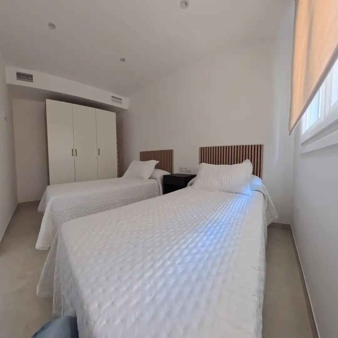 Dormitori de Apartament de lloguer en Algarrobo amb Aire condicionat, Calefacció i Moblat