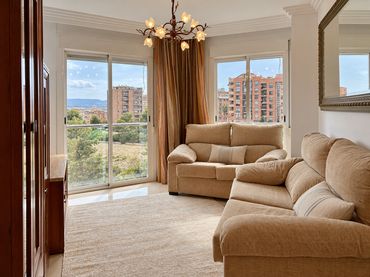 Piso con balcón en venta en Avenida Compositor Luis de Narváez 1