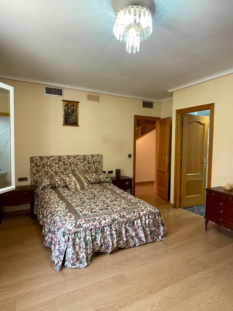 Dormitori de Casa o xalet en venda en Plasencia amb Aire condicionat, Calefacció i Jardí privat