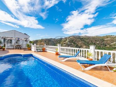 Chalet con balcón en venta en Torrox Pueblo