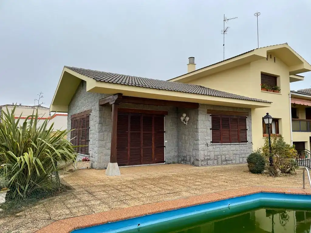 Vista exterior de Casa o xalet en venda en Castañares de Rioja amb Calefacció, Jardí privat i Parquet