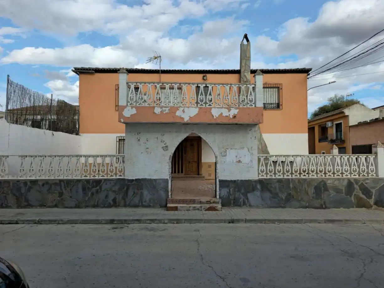 Vista exterior de Casa adosada en venda en Campotéjar amb Terrassa