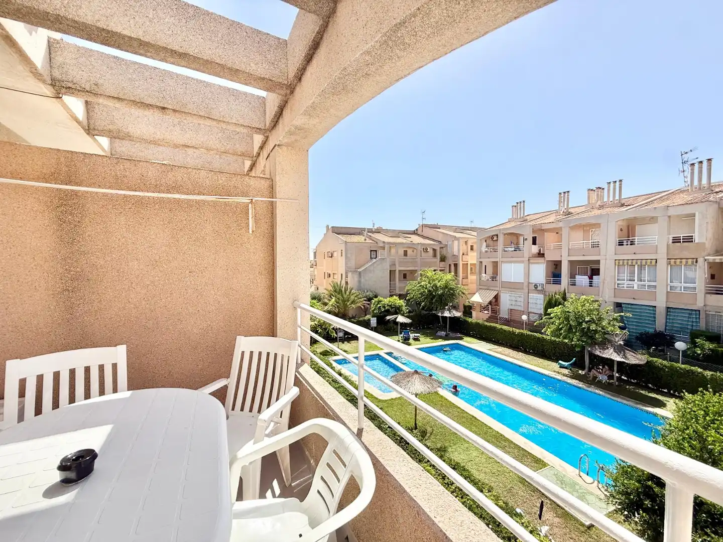 Schwimmbecken von Wohnungen zur Miete in Torrevieja mit Klimaanlage, Heizung und Terrasse