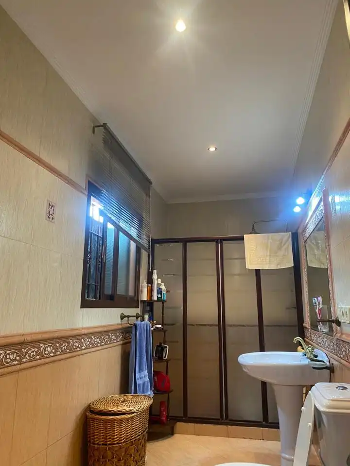 Bany de Casa o xalet en venda en Dos Hermanas amb Aire condicionat, Jardí privat i Piscina