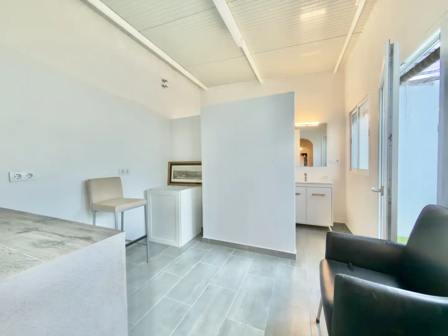 Ground floor for sale in Bornos  with Air Conditioner, Private garden and Furnished