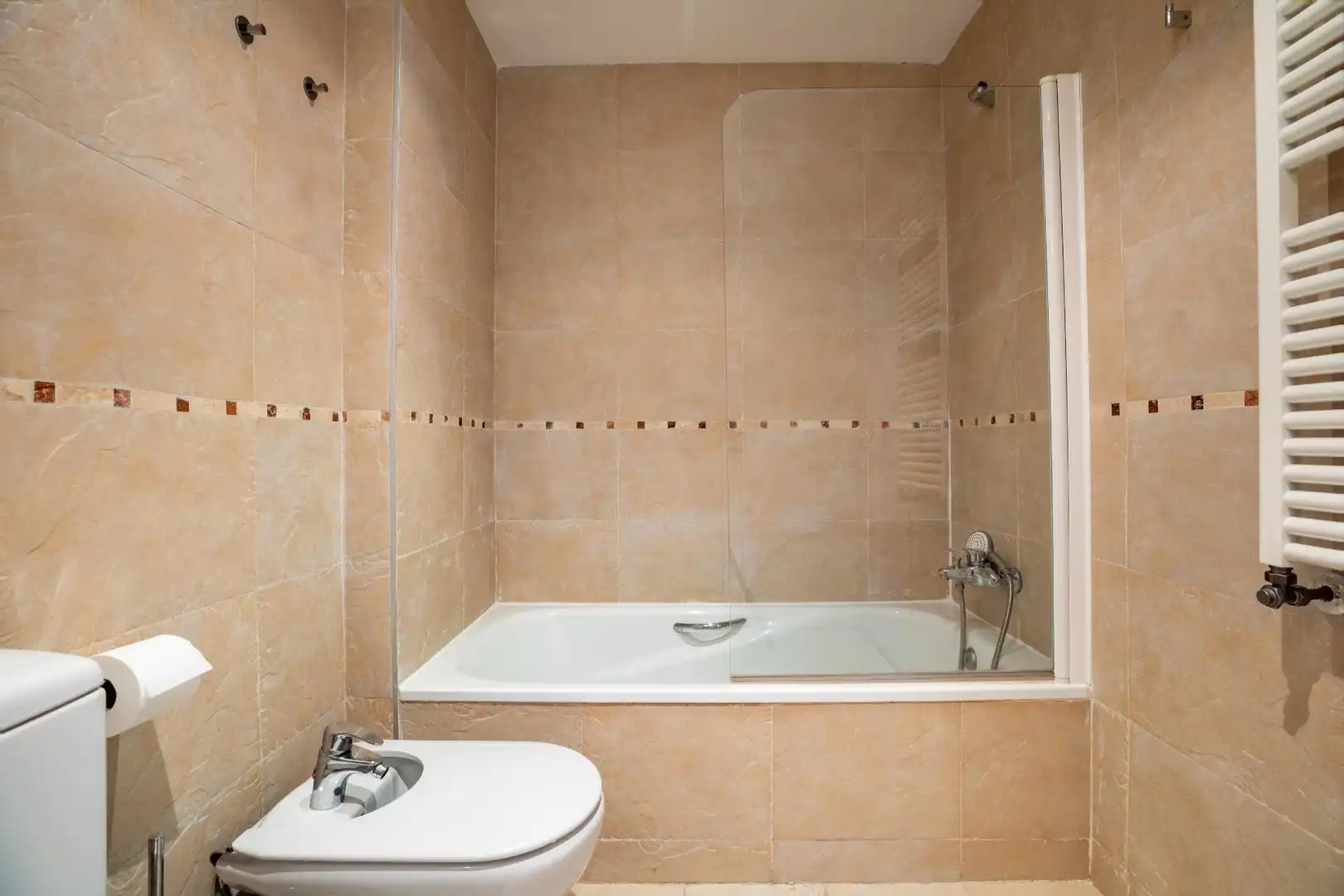 Badezimmer von Wohnung zum Verkauf in Sabiñánigo mit Heizung, Parkett und Terrasse