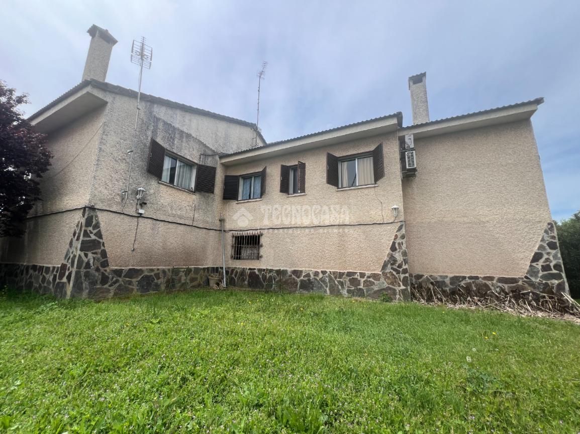 Vista exterior de Casa o xalet en venda en Talavera de la Reina amb Aire condicionat, Calefacció i Jardí privat