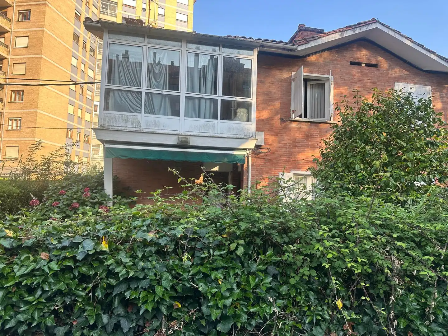 Außenansicht von Einfamilien-Reihenhaus zum Verkauf in Castrillón mit Heizung, Privatgarten und Terrasse