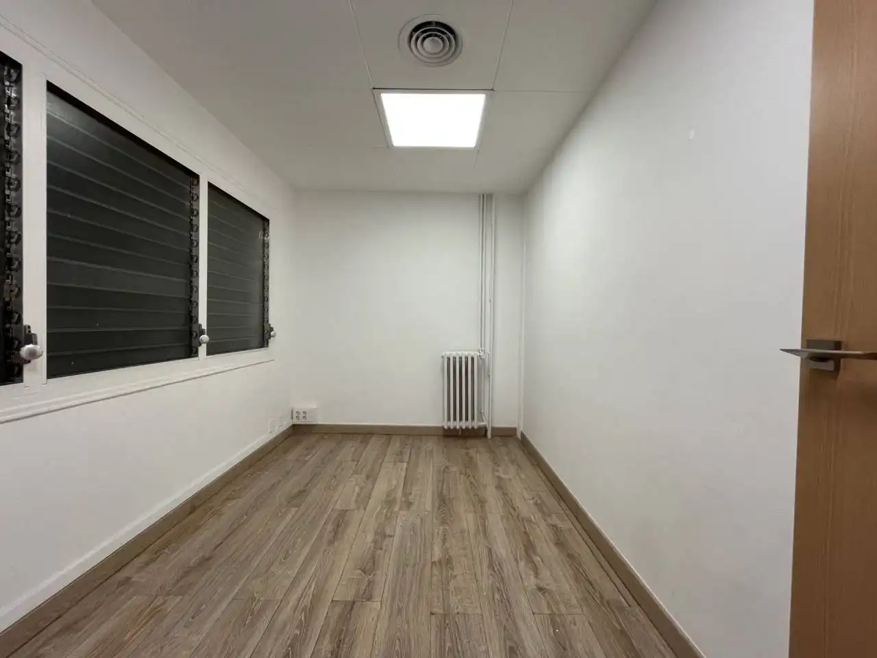 Büro zur Miete in Barcelona mit Klimaanlage, Heizung und Alarm