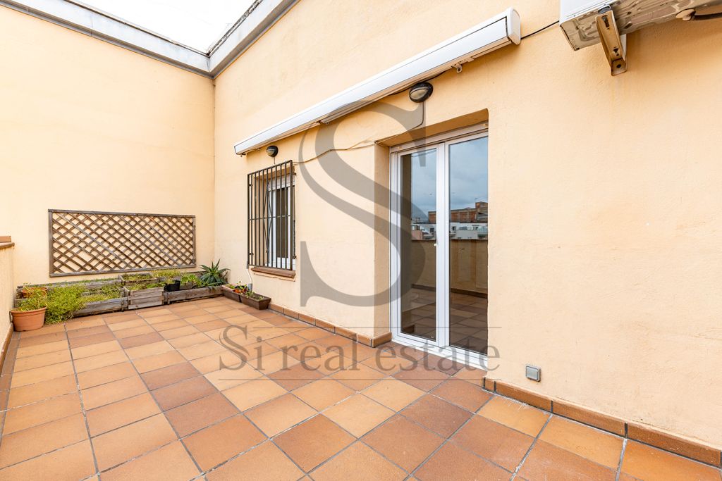 Außenansicht von Dachboden zum Verkauf in  Barcelona Capital mit Klimaanlage, Parkett und Terrasse