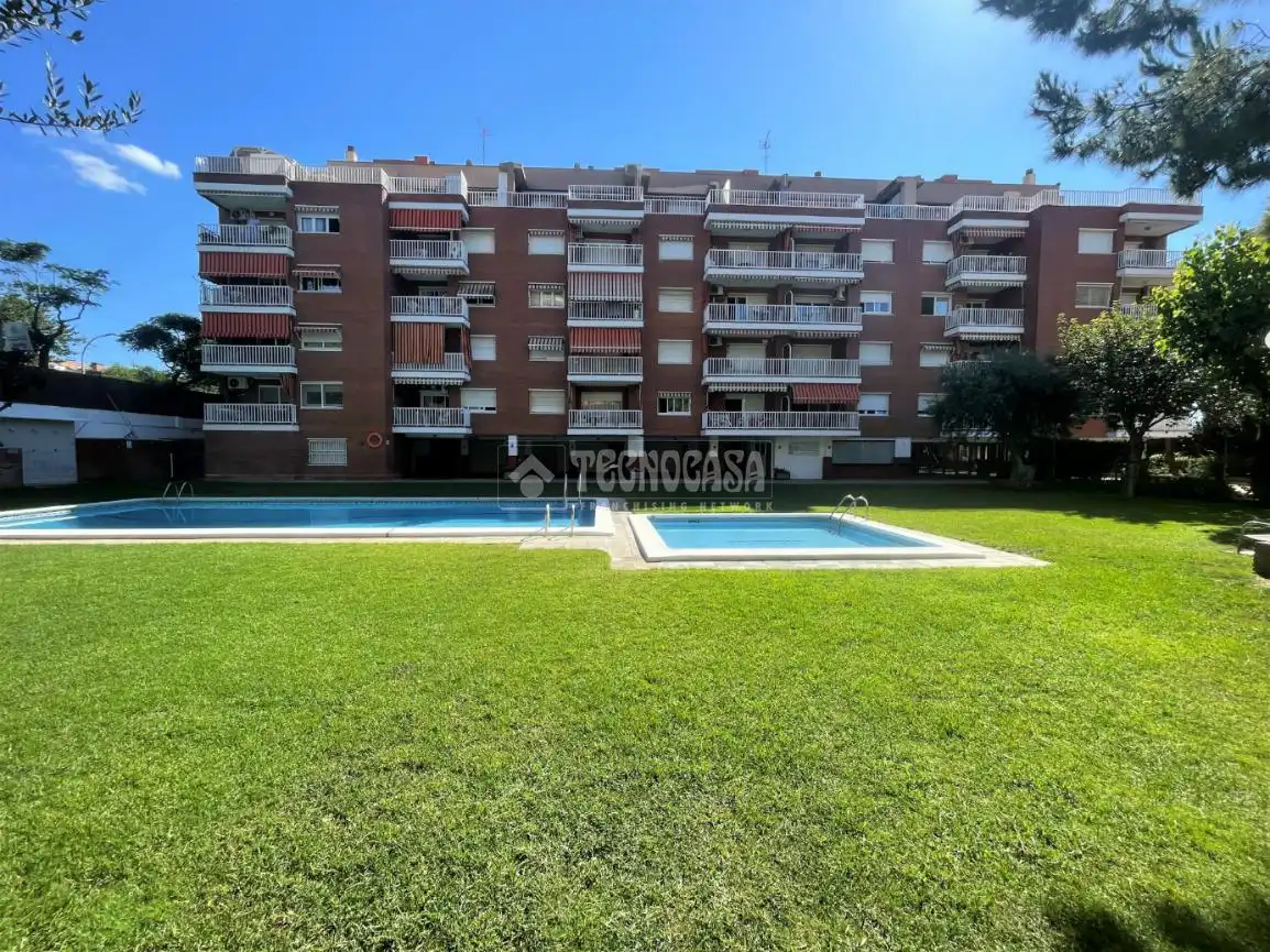 Vista exterior de Piso en venta en Vilassar de Mar con Terraza y Piscina comunitaria