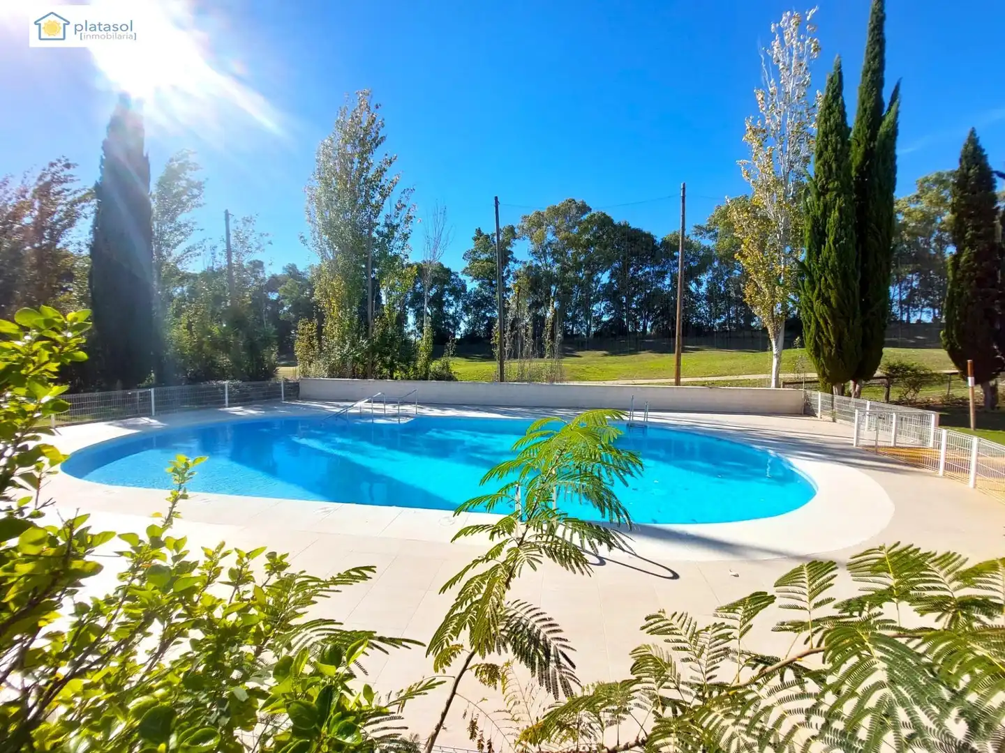 Piscina de Casa adosada en venda en Guillena amb Aire condicionat, Calefacció i Jardí privat