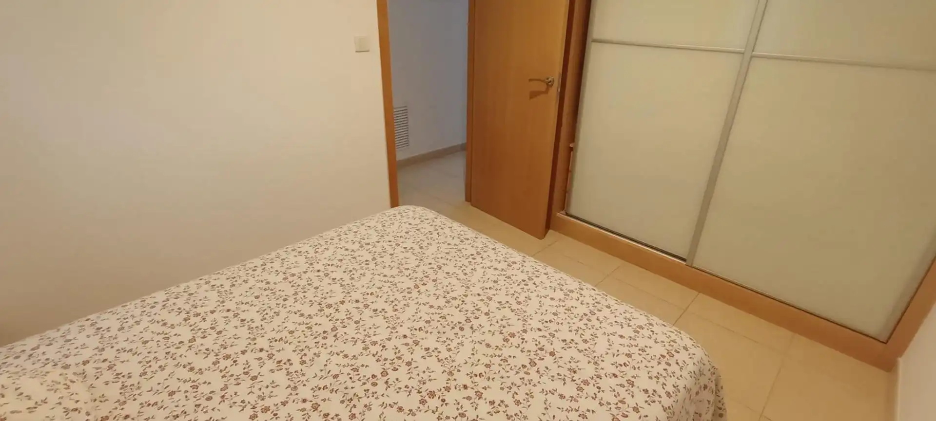 Habitación de Apartamento de alquiler en Vinaròs con Aire acondicionado, Calefacción y Jardín privado