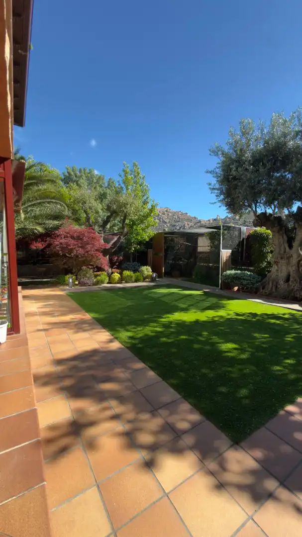 Jardí de Casa o xalet en venda en Manzanares El Real amb Aire condicionat, Calefacció i Jardí privat