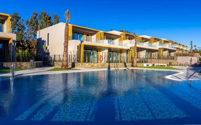 Piscina de Casa adosada en venda en Mijas amb Aire condicionat, Jardí privat i Terrassa