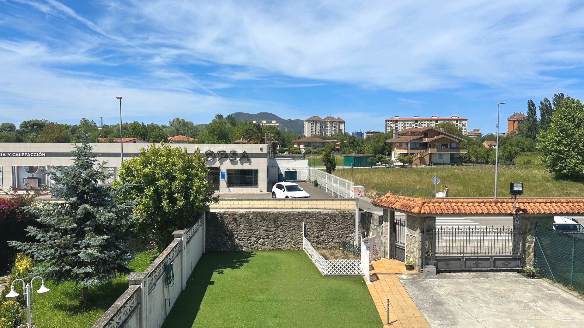 Vista exterior de Casa adosada en venda en Laredo amb Calefacció, Jardí privat i Terrassa