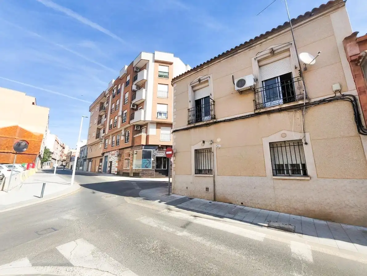 Vista exterior de Casa o xalet en venda en Puertollano amb Aire condicionat, Calefacció i Moblat