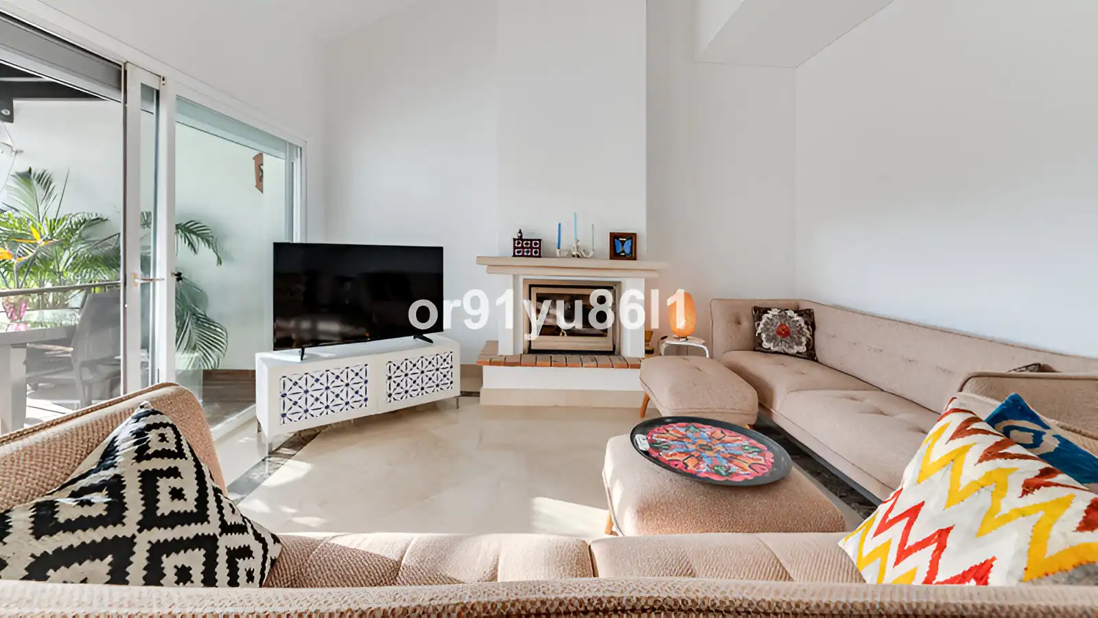 Sala de estar de Casa adosada en venta en Istán con Aire acondicionado, Calefacción y Jardín privado