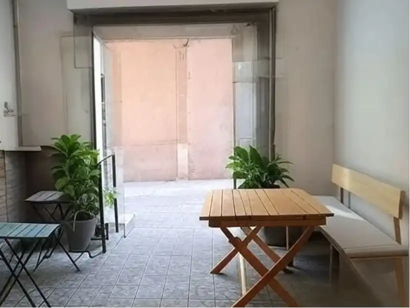 Business premises for transfer in Carrer de Cabestany 12, imagen 5