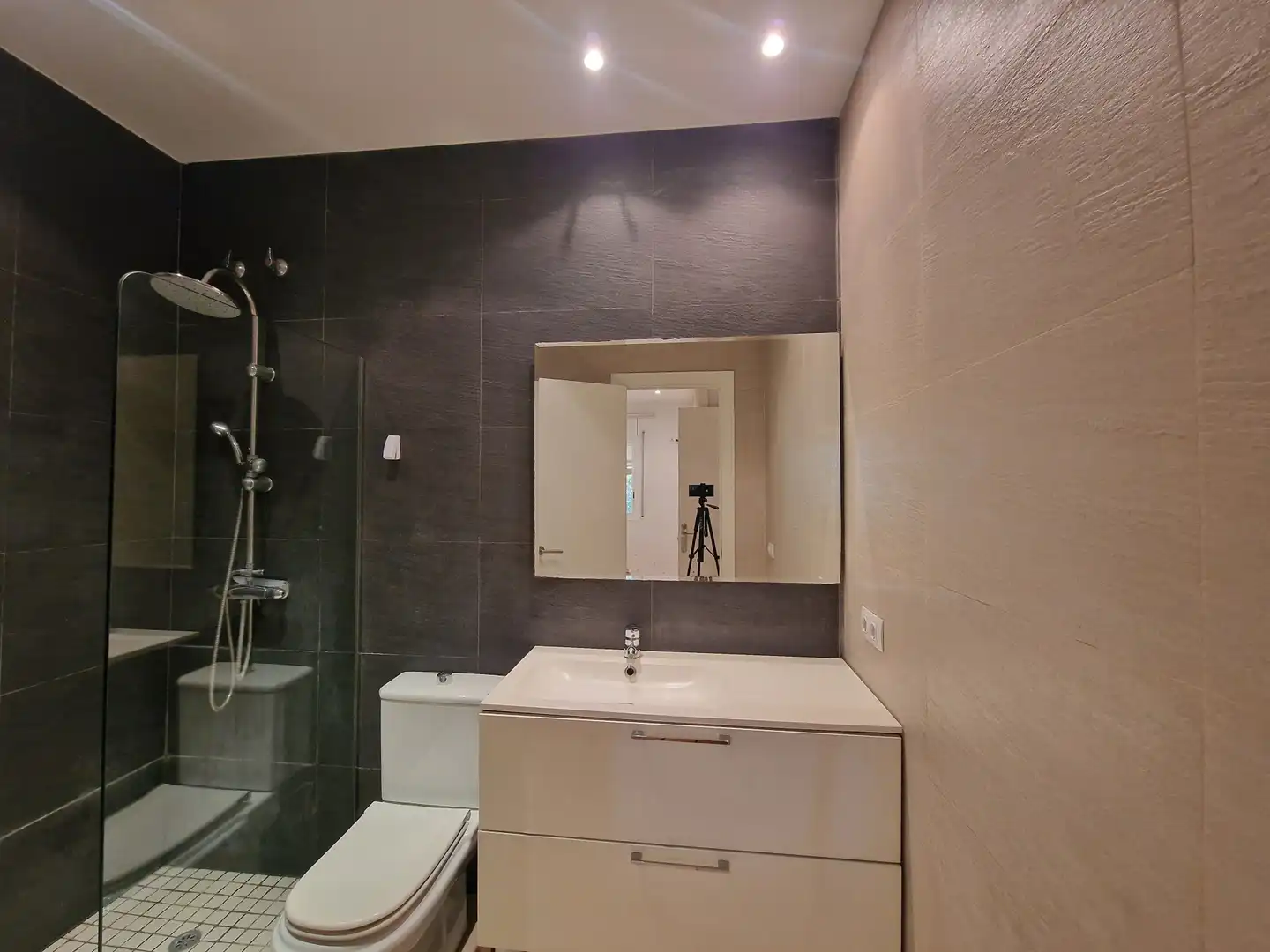 Bathroom of Ground floor for sale in Girona  with Air Conditioner, Heating and Terrace