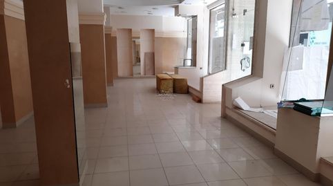 Local comercial céntrico, en una calle de gran paso. Dispone de cuatro escaparates y tiene una superficie de 200 m2. en planta baj