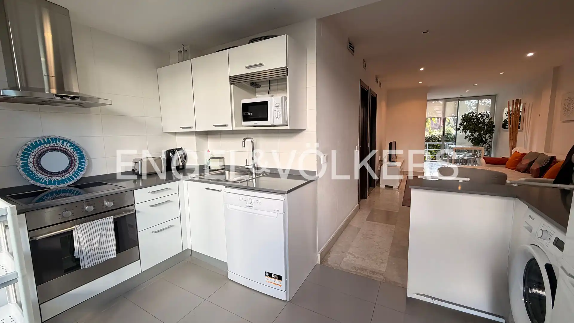 Cocina de Dúplex de alquiler en La Moraleja con Aire acondicionado, Calefacción y Jardín privado