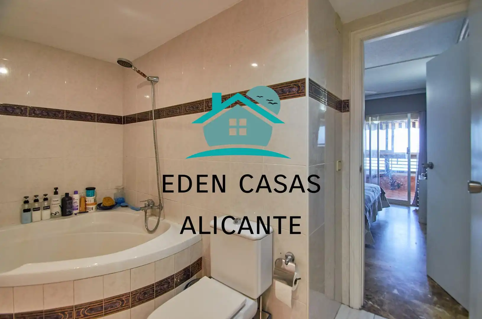 Badezimmer von Wohnungen zum Verkauf in Alicante / Alacant mit Klimaanlage, Heizung und Privatgarten