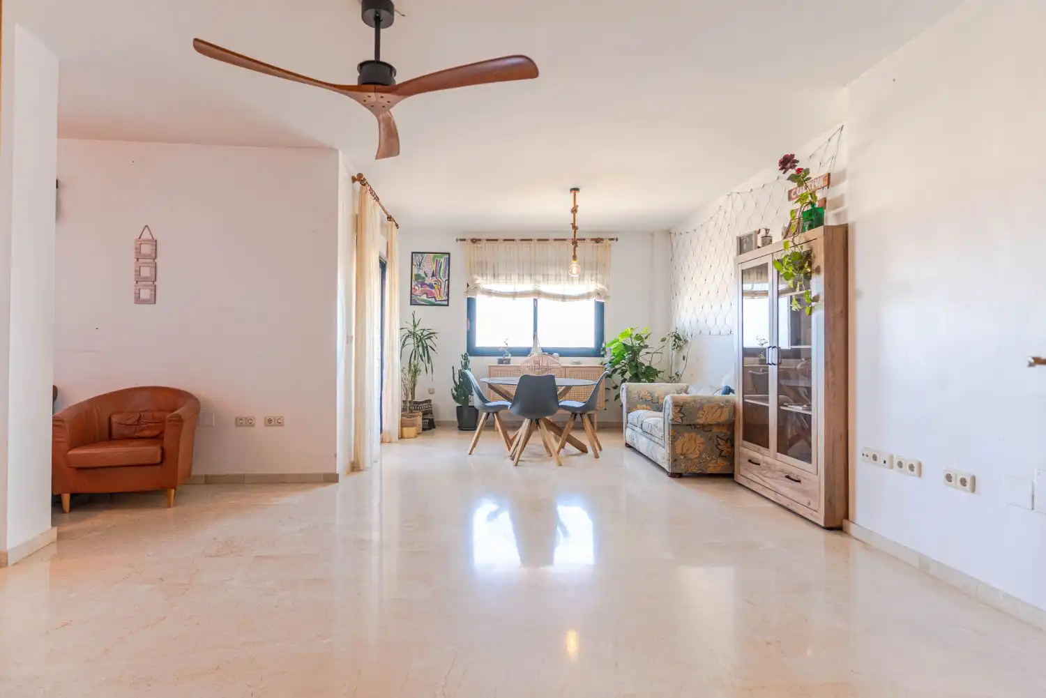 Sala de estar de Piso en venta en Motril con Terraza, Balcón y Piscina comunitaria