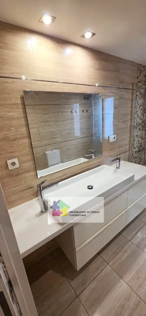 Bany de Pis de lloguer en León Capital  amb Calefacció, Parquet i Terrassa