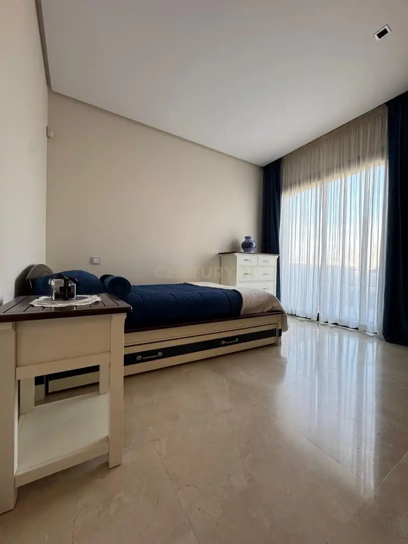 Schlafzimmer von Wohnungen zur Miete in Benahavís mit Klimaanlage, Privatgarten und Schwimmbad