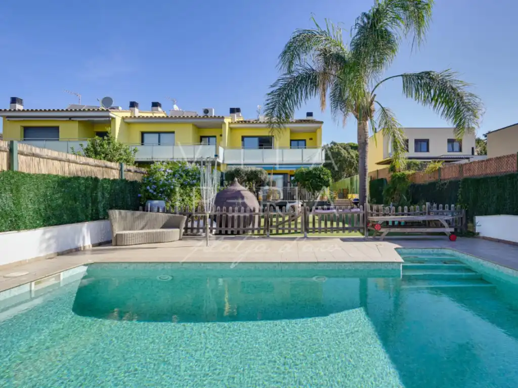 Casa con piscina en venta en Avenida Paisos Catalans 18