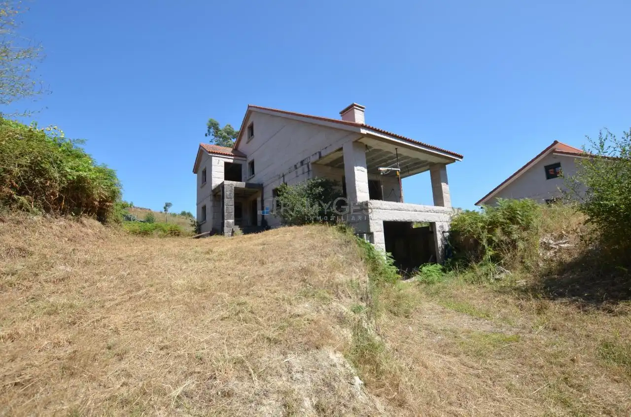 Casa o xalet en venda en Redondela amb Jardí privat, Terrassa i Traster