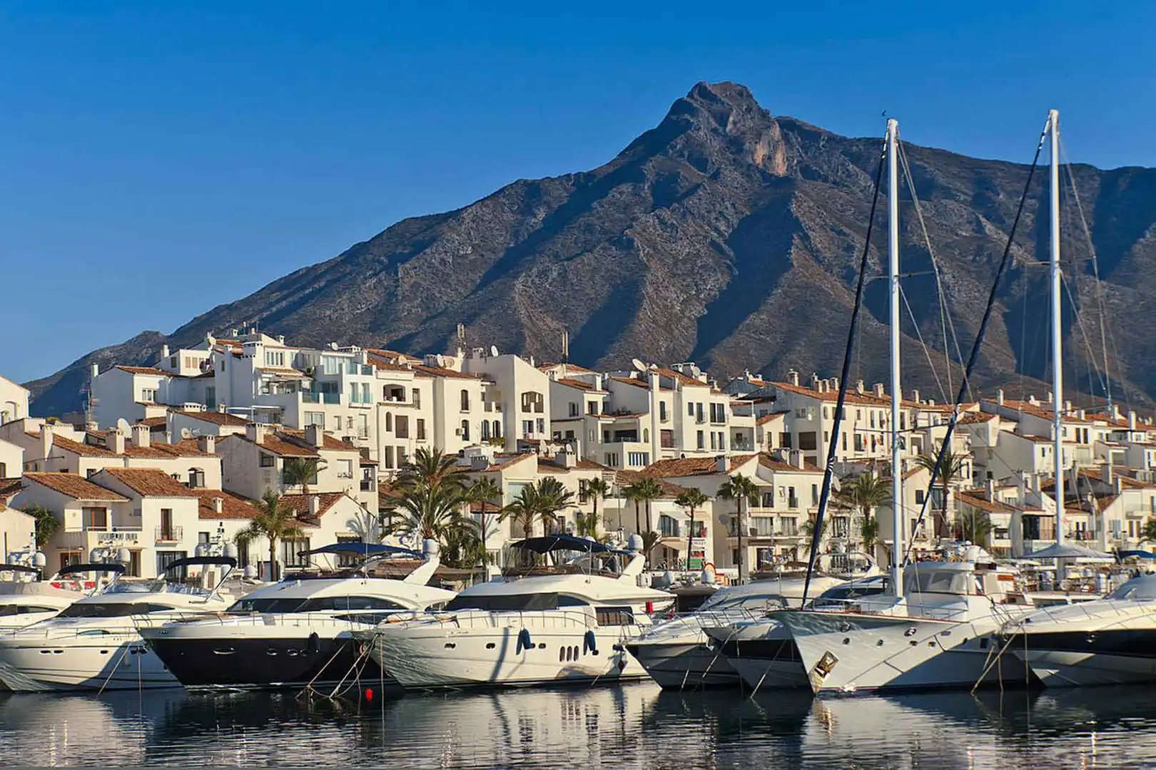 Vista exterior de Casa adosada en venda en Marbella amb Aire condicionat, Jardí privat i Terrassa