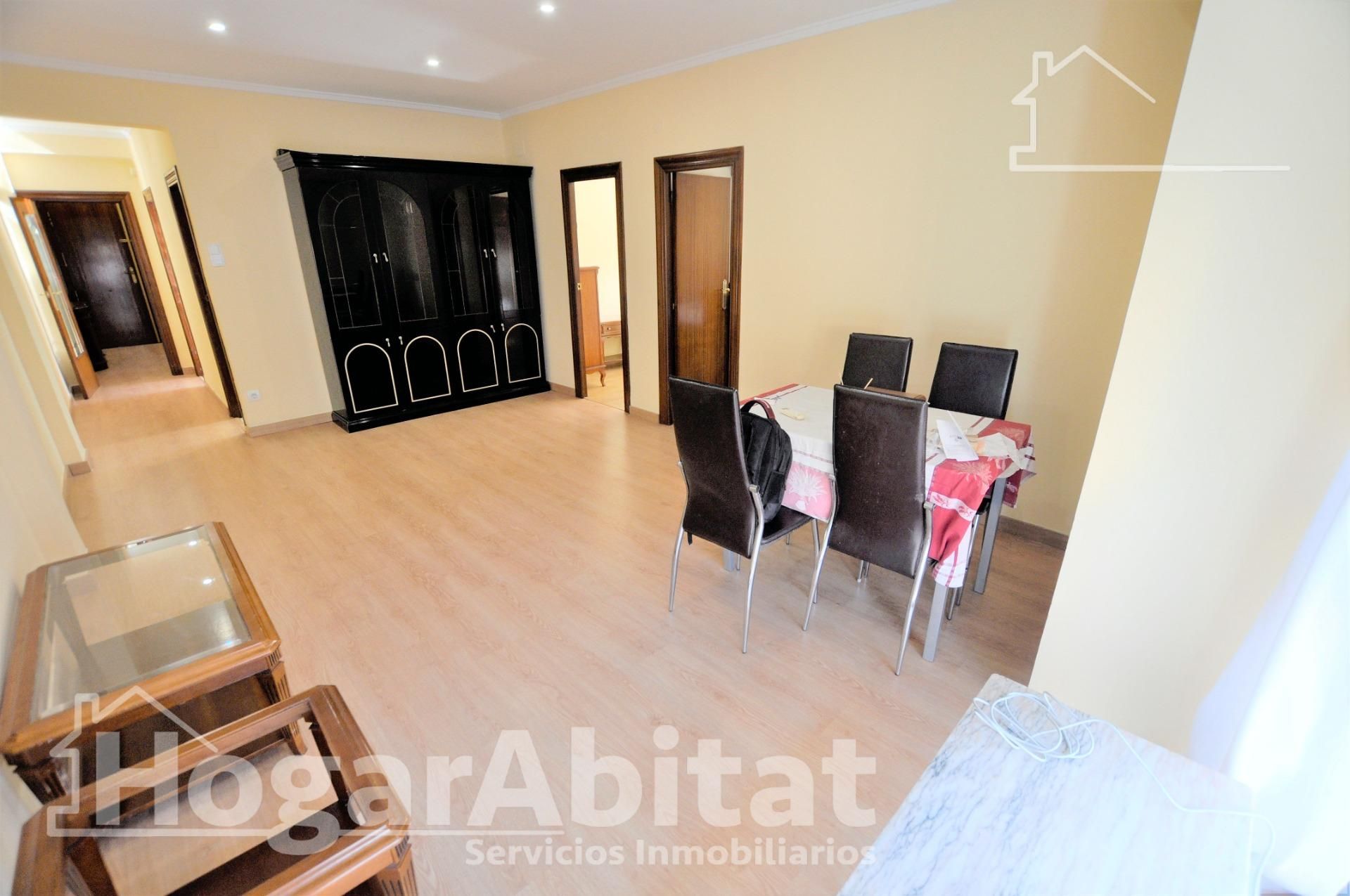 Living room of Flat for sale in  Valencia Capital  with Air Conditioner, Parquet flooring and Balcony