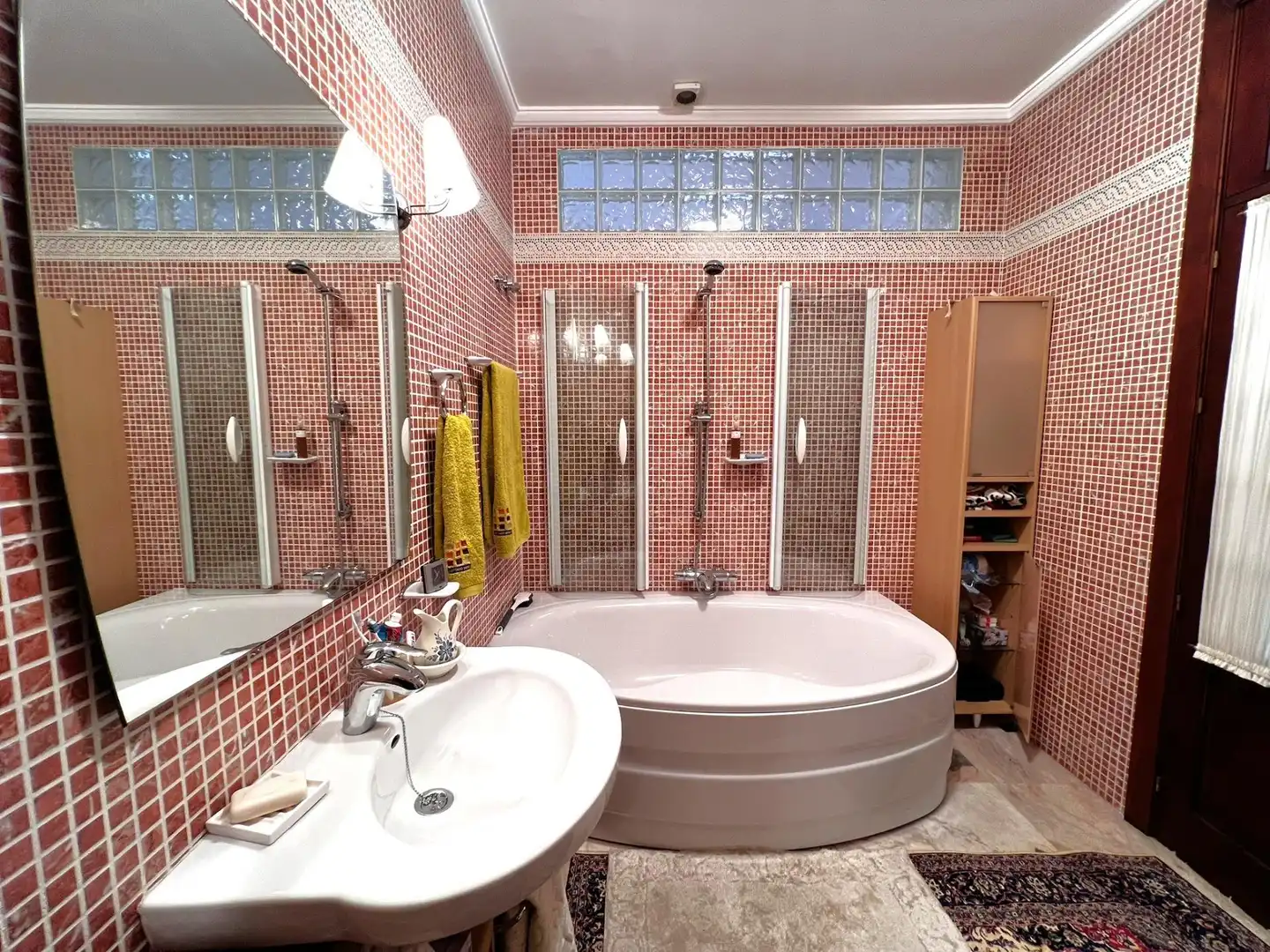 Badezimmer von Wohnungen zum Verkauf in Fuengirola mit Balkon und Gemeinschaftspool