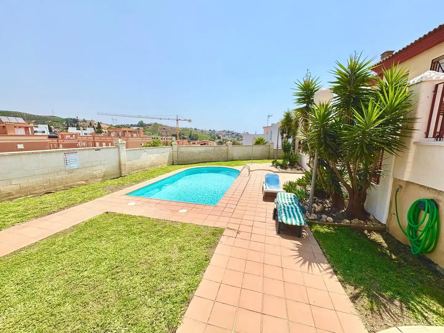 Piscina de Casa adosada en venda en Vélez-Málaga amb Aire condicionat, Jardí privat i Terrassa