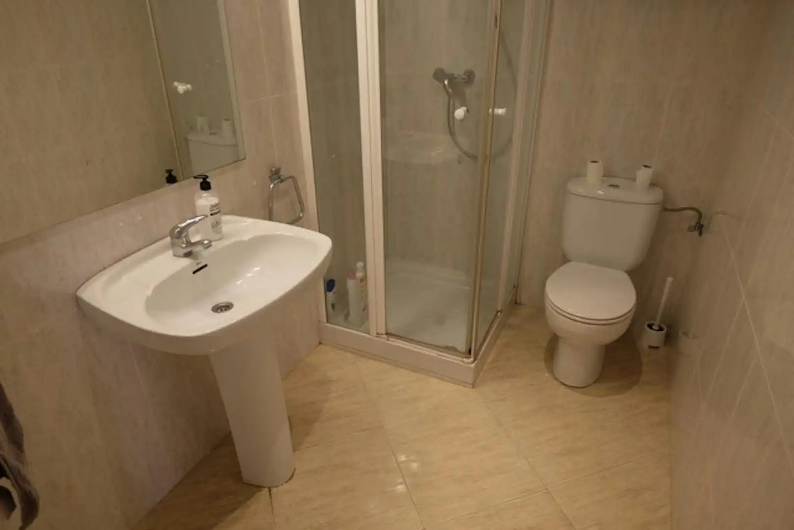 Bathroom of Flat for share in Barcelona  with Heating, Furnished and Washing machine