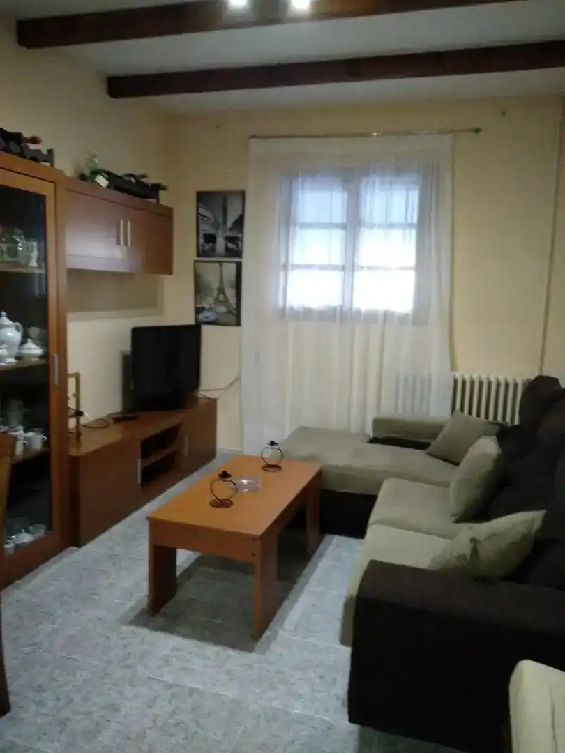 Sala d'estar de Casa o xalet en venda en Villagatón amb Jardí privat, Traster i Moblat