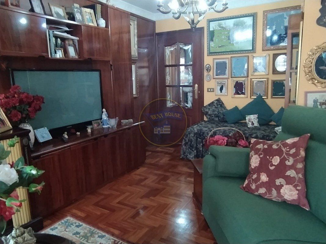 Sala d'estar de Pis en venda en Vigo  amb Calefacció, Terrassa i Traster