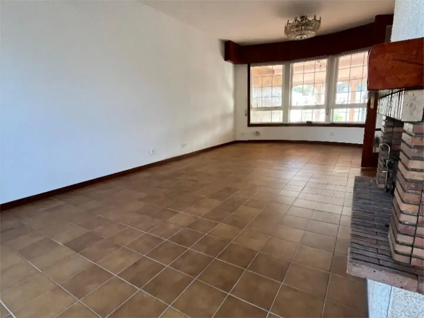 Sala d'estar de Casa o xalet en venda en Oleiros amb Piscina