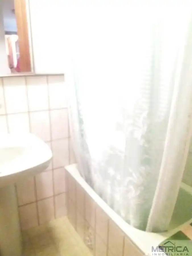 Baño de Piso de alquiler en Salamanca con Calefacción, Terraza y Trastero