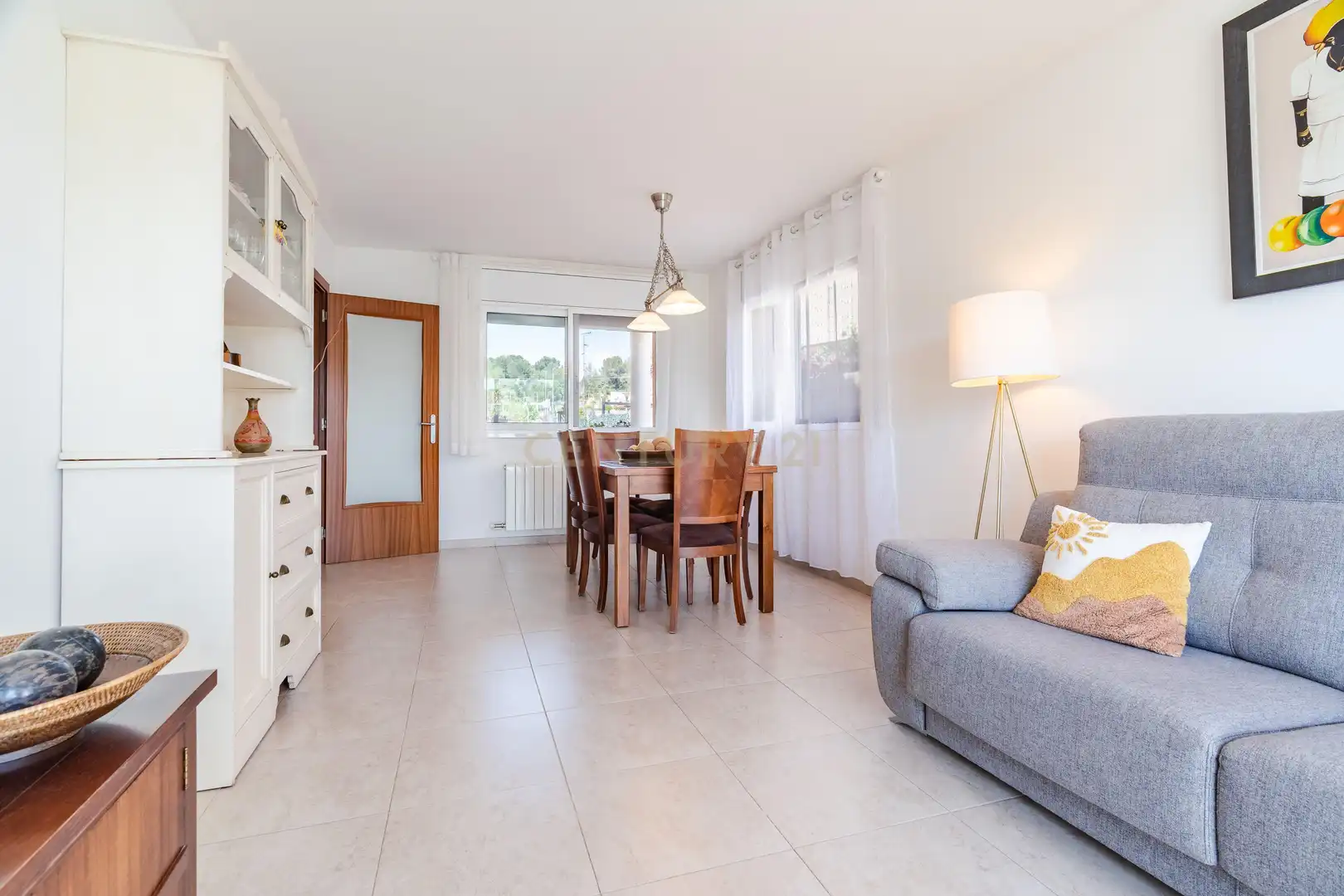 Esszimmer von Einfamilien-Reihenhaus zum Verkauf in Vila-rodona mit Privatgarten und Ofen