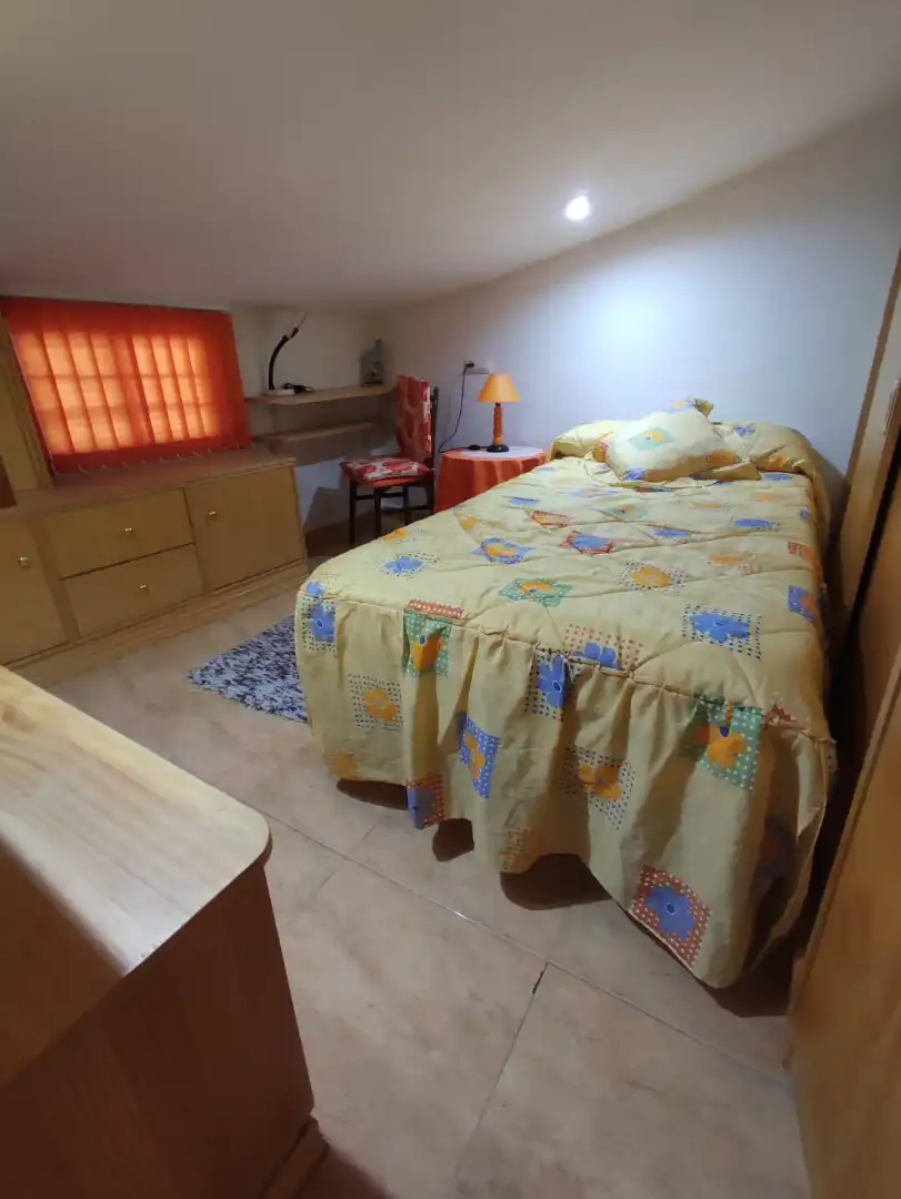 Schlafzimmer von Dachboden zum Verkauf in Plasencia mit Klimaanlage, Terrasse und Möbliert